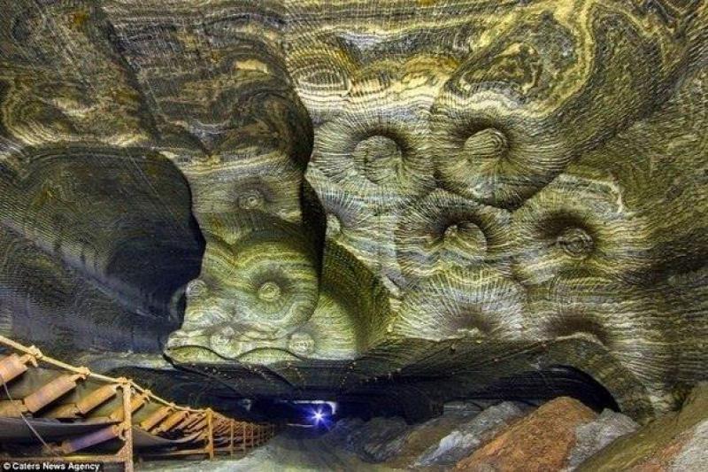 Психоделическая соляная пещера. Соликамск, Пермский край.