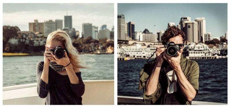Путешествующая пара фотографирует друг друга, снимая одно и то же место с разных точек