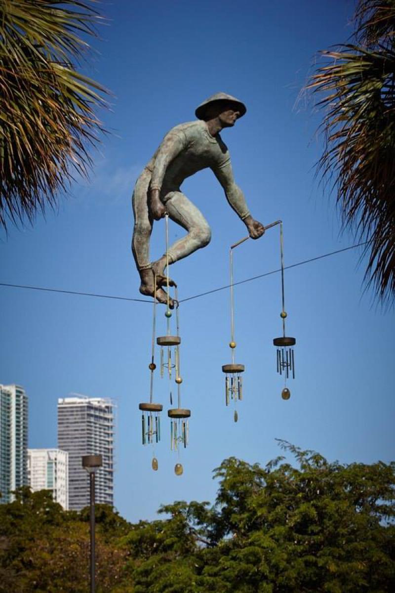 Скульптуры, балансирующие в воздухе.
