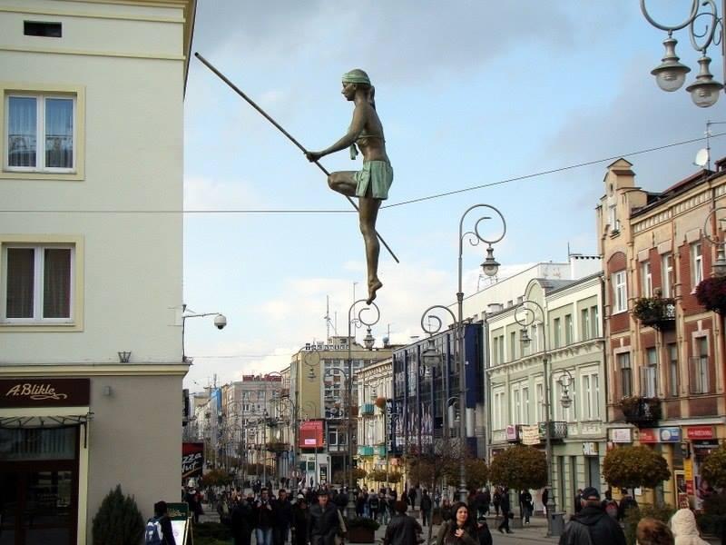 Скульптуры, балансирующие в воздухе.