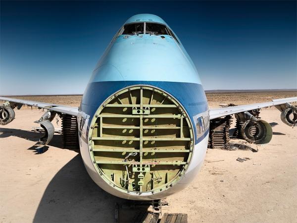 Кладбище самолётов  в выжженной пустыне 