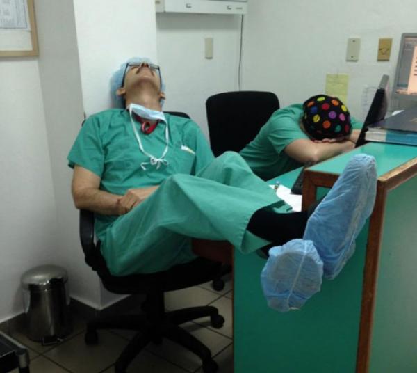 Парень выложил фото спящего на дежурстве врача, но такой реакции не ожидал