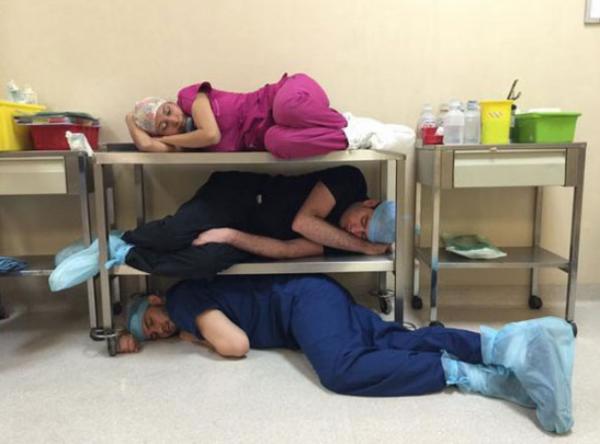 Парень выложил фото спящего на дежурстве врача, но такой реакции не ожидал