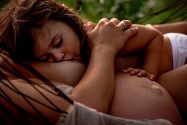 Всемирная неделя грудного вскармливания: смотрим, как красивые мамы кормят своих малышей (19 фото)