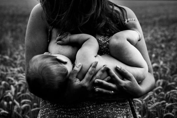 Всемирная неделя грудного вскармливания: смотрим, как красивые мамы кормят своих малышей (19 фото)