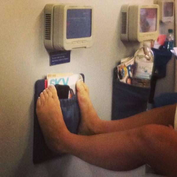 Бывшая стюардесса выкладывает фотографии самых отвратительных пассажиров самолетов (26 фото)